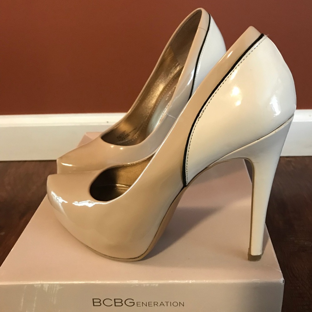 Size 7 Nude BCBG Pumps